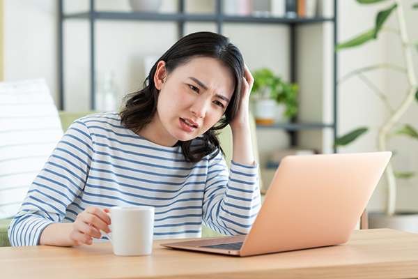 離婚について悩む女性