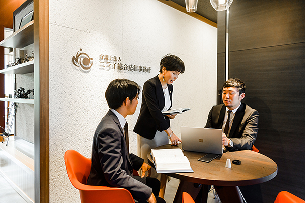 弁護士　仲西孝浩