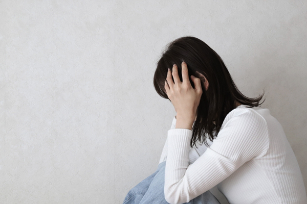 落ち込む女性