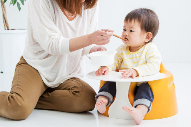 子の世話をする母親