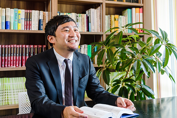 弁護士　丹治健太郎
