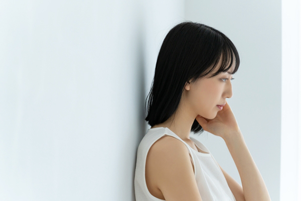 落ち込む女性